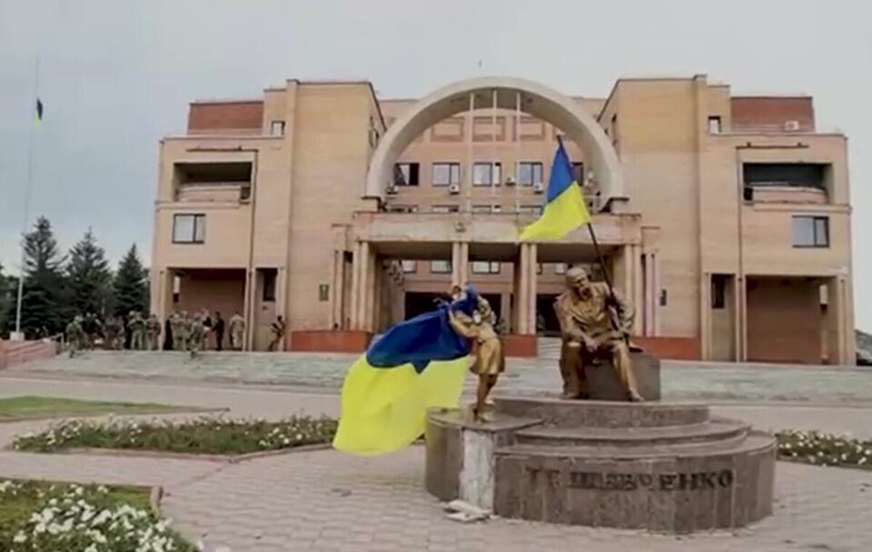Ukraińskie flagi w wyzwolonym mieście Bałaklija / autor: PAP/EPA/UKRAINE DEFENSE MINISTRY / HANDOUT