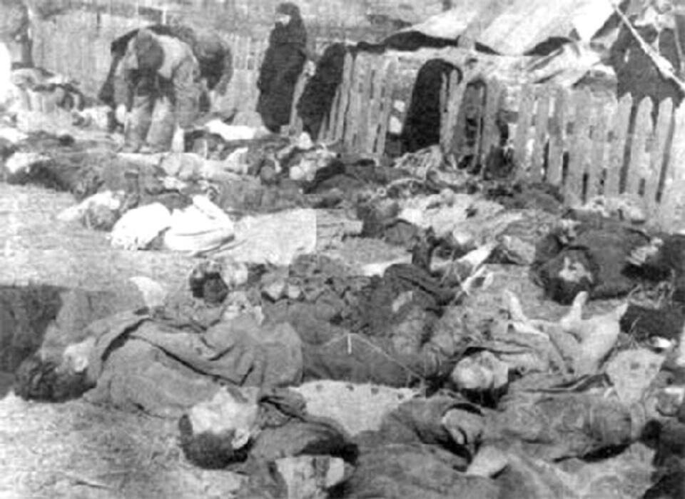 Polskie ofiary zbrodni UPA na Wołyniu (Lipniki, marzec 1943 r.)  fot. www.starwon.com.au1943