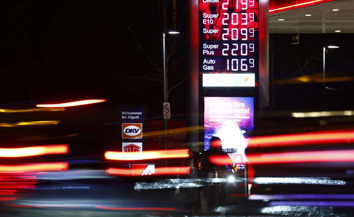 Ceny paliw szybują na całym świecie. Nz. stacja benzynowa w Niemczech / autor: PAP/EPA/ANNA SZILAGYI 