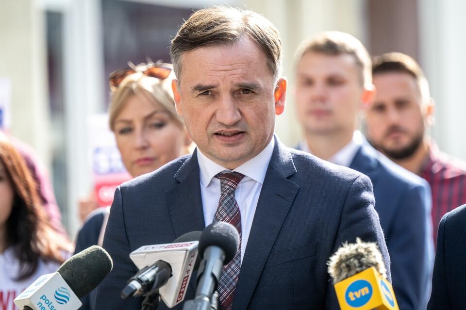 Minister sprawiedliwości, prokurator generalny Zbigniew Ziobro (C) podczas konferencji prasowej w Inowrocławiu. / autor: PAP/Tytus Żmijewski