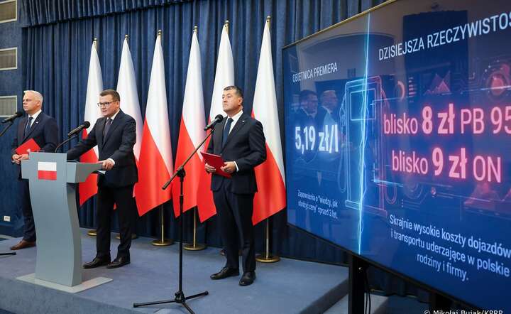 Ministrowie KPRP Paweł Szefernaker (C), Karol Rabenda (L) i doradca Prezydenta RP Leszek Skiba (P) prezentują założenia projektu "Paliwo Kosztuje Normalnie" / autor: materiały prasowe KPRP / fot. Mikołaj Bujak