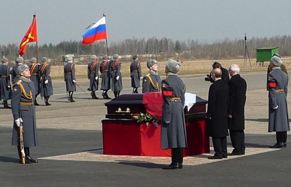Władimir Putin i ambasador Jerzy Bahr dzień po katastrofie w Smoleńsku przy trumnie z ciałem prezydenta Lecha Kaczyńskiego. Fot. wPolityce.pl