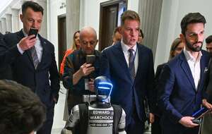 Robot Edward Warchocki w Sejmie z posłami Konfederacji / autor: PAP/Radek Pietruszka