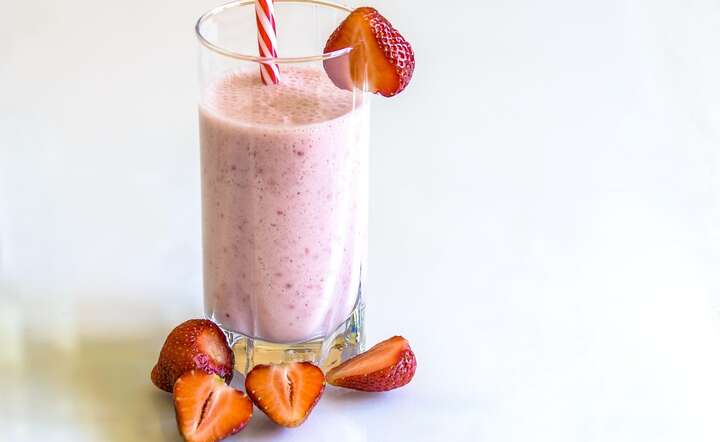 Kefir można łączyć ze świeżymi owocami w orzeźwiający napój / autor: Pixabay