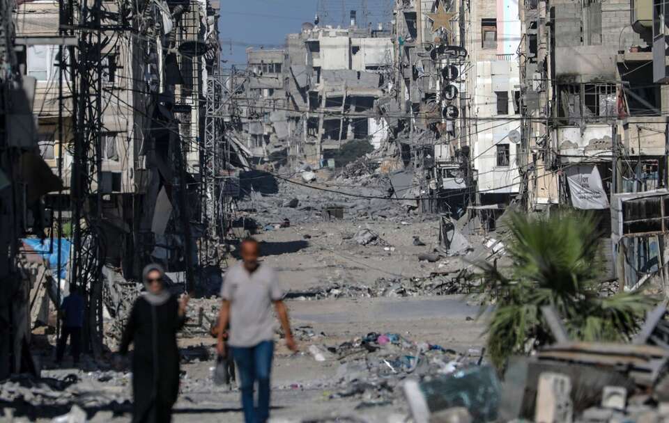 Strefa Gazy jest zrujnowana  / autor: PAP/EPA/MOHAMMED SABER