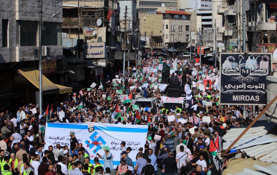 Jordańscy protestujący niosą transparenty i flagi podczas protestu na rzecz narodu palestyńskiego w Ammanie w Jordanii / autor: PAP/EPA/MOHAMMAD ALI