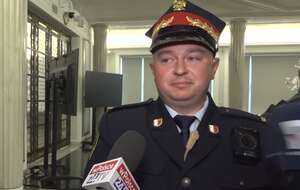 Na zdjęciu funkcjonariusz straży marszałkowskiej odgradza reporterom dostęp do Sali Kolumnowej w Sejmie / autor: Telewizja wPolsce24