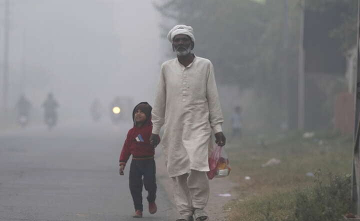 Mieszkańcy Lahore w Pakistanie / autor: PAP/EPA/RAHAT DAR