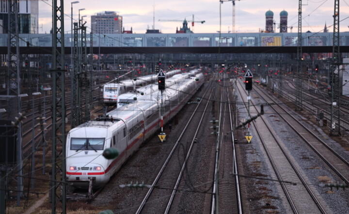 Zatrzymane składy Deutsche Bahn w Monachium / autor: PAP/EPA/ANNA SZILAGYI 