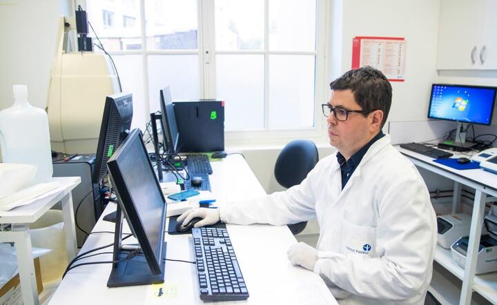 Laboratorium w słynnym paryskim Instytucie Pasteura pracuje nad szczepionką i lekami na koronawirusa / autor: PAP/EPA/YOAN VALAT