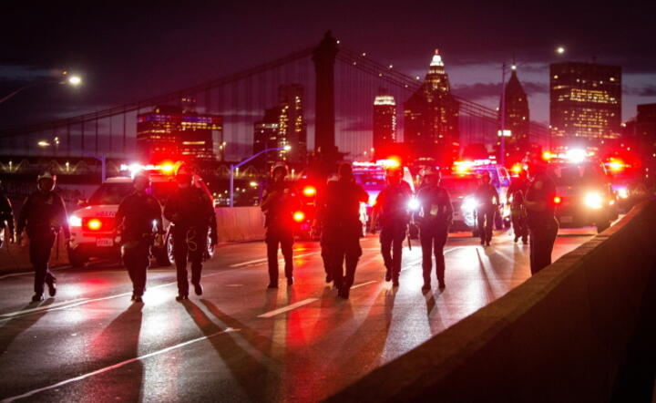Zamieszki i starcia z polcją trwały w USA przez kolejną noc / autor: PAP/EPA/ALBA VIGARAY
