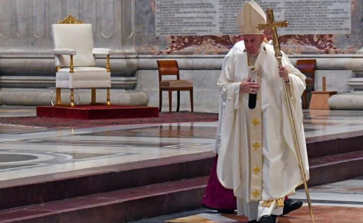 Papież Franciszek prowadzi Mszę św. w Wielki Czwartek w Bazylice Świętego Piotra w Watykanie, / autor: PAP / EPA