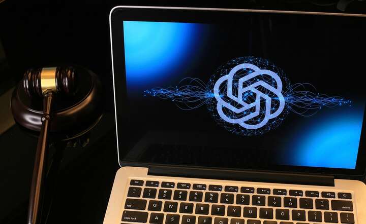 W 2024 r. Apple (laptop na zdjęciu) i OpenAI (logotyp na ekranie) zawarły porozumienie o współpracy / autor: Pixabay