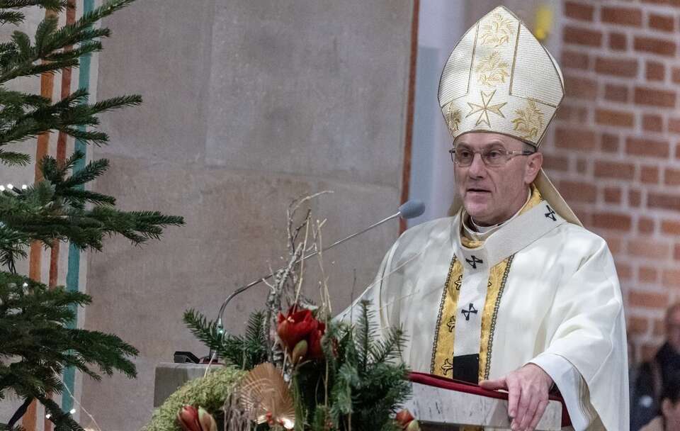 Abp Wojciech Polak podczas pasterki w katedrze gnieźnieńskiej / autor: PAP/Paweł Jaskółka