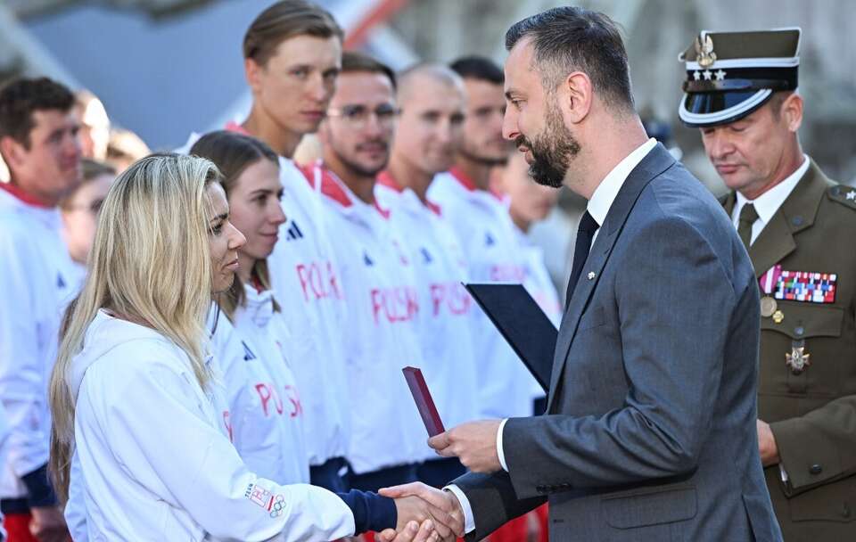 Wicepremier, minister obrony narodowej Władysław Kosiniak-Kamysz wręcza odznaczenie złotej medalistce olimpijskiej Aleksandrze Mirosław na uroczystości w siedzibie MON w Warszawie / autor: PAP/Radek Pietruszka