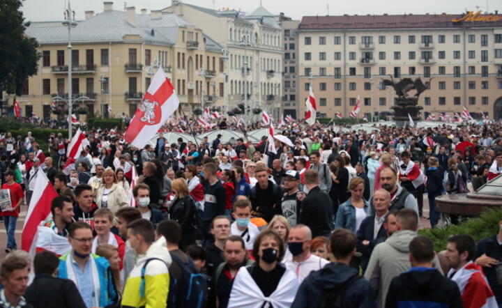 Tysiące demonstrantów w centrum Mińska, stolicy kraju. Protestują przeciw sfałszowanym ich zdaniem wyborom prezydenckim 9 sierpnia  / autor: PAP/EPA/TATYANA ZENKOVICH