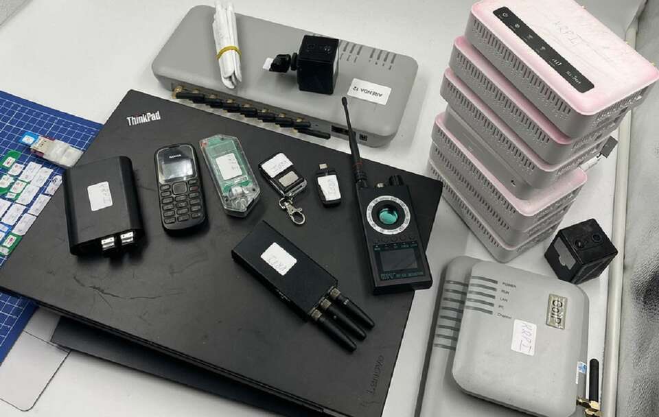 Zdjęcie opublikowane przez KSP. Ukraińcy „podróżowali” po Europie z detektorem urządzeń szpiegowskich i sprzętem hakerskim / autor: srodmiescie.policja.gov.pl