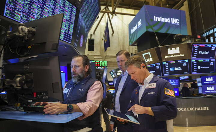Maklerzy na parkiecie New York Stock Exchange przy Wall Street  / autor: PAP/EPA/SARAH YENESEL 