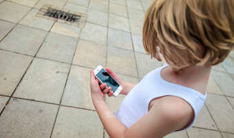 Smartfony powodują rozwój krótkowzroczności u dzieci?