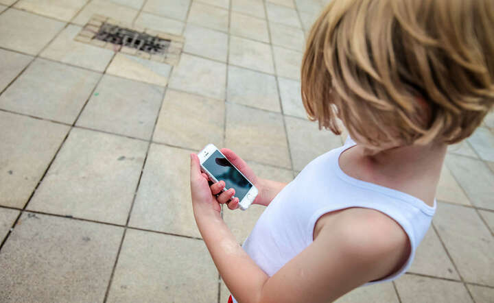 Smartfony powodują rozwój krótkowzroczności u dzieci?