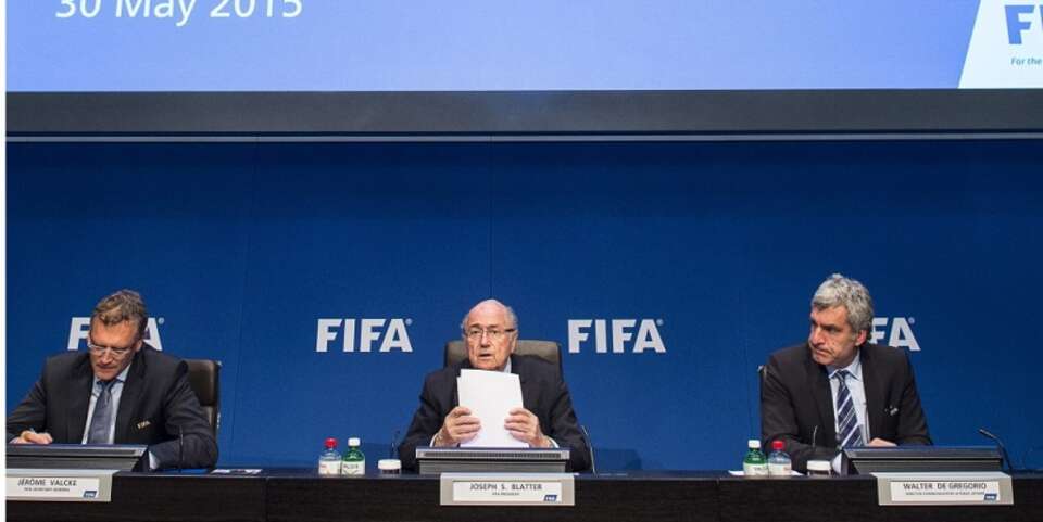 W środku Sepp Blatter, po lewej Jerome Valcke/fot. PAP/EPA/ENNIO LEANZA