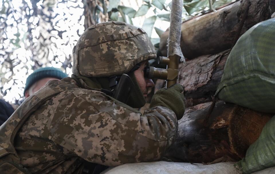 Ukraiński żołnierz obserwuje sytuację / autor: PAP/EPA/ZURAB KURTSIKIDZE