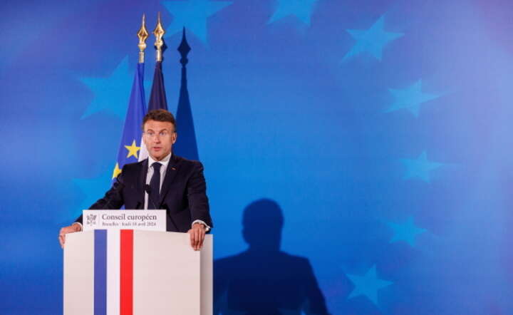 Prezydent Emmanuel Macron przemawia na szczycie UE / autor: PAP/EPA/OLIVIER MATTHYS 