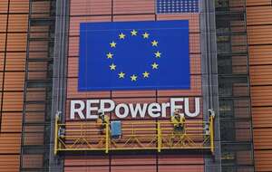 Komisja Europejska w Brukseli i instalacja wizualna z hasłem "REPowerEU" / autor: Fratria
