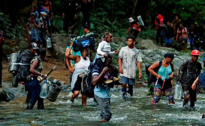 dzieci pokonują rzekę / autor: Then24/Twitter