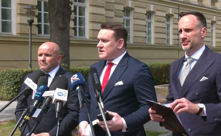 Konferencja posłów PiS: (od prawej) Janusz Kowalski, Dominik Tarczyński, Mariusz Gosek / autor: YT @pisorgpl - screen
