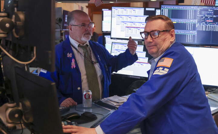 Maklerzy na parkiecie giełdy NYSE w Nowym Jorku, 2 kwietnia 2026 / autor: PAP/EPA/SARAH YENESEL