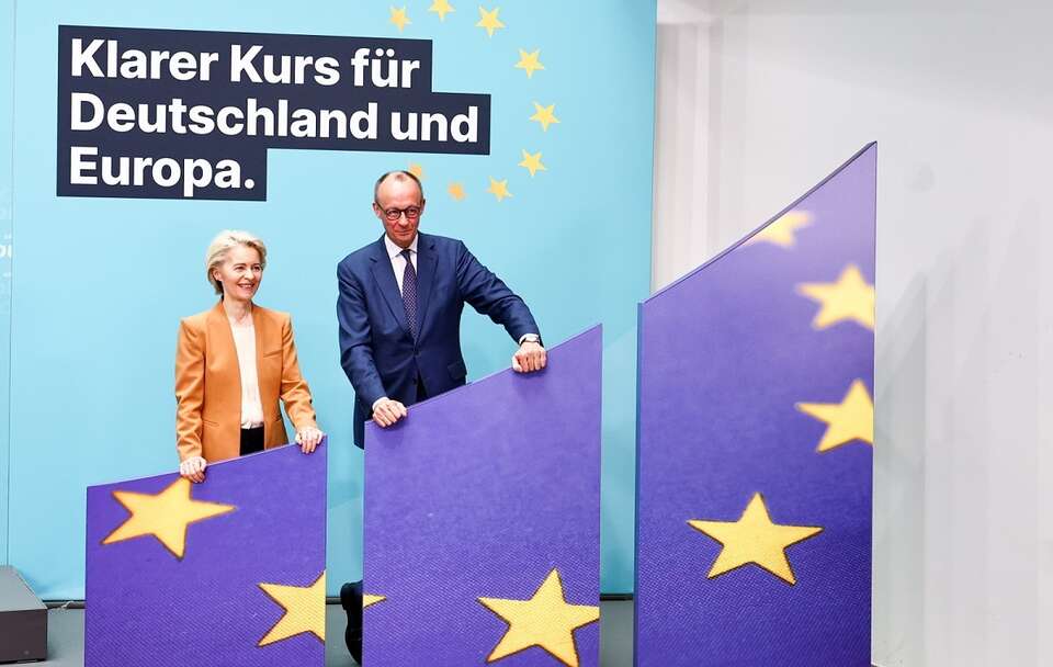 Przewodnicząca KE Ursula von der Leyen i lider CDU Friedrich Merz / autor: PAP/EPA/FILIP SINGER