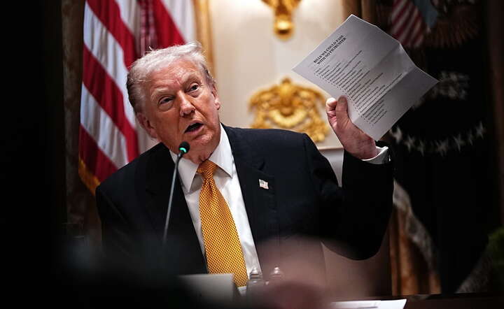 Prezydent USA Donald Trump w Białym Domu, 7 listopada 2025 / autor: PAP/EPA/AARON SCHWARTZ