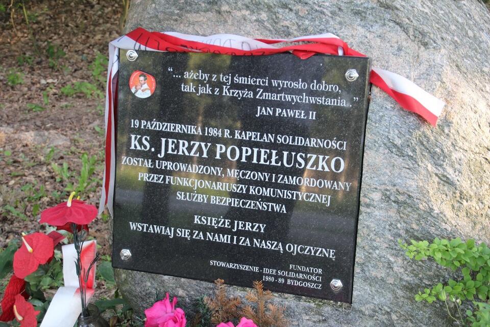 Górsk, tablica pamiątkowa przy krzyżu w miejscu porwania błogosławionego ks. Jerzego Popiełuszki / autor: fratria