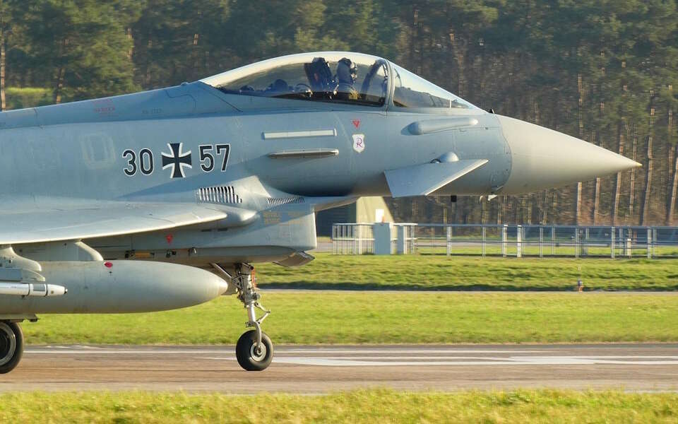 Mieszkańcy Trójmiasta i okolic zaniepokojeni potężnymi hukami. Służby otrzymały wiele zgłoszeń. Powodem przelot samolotów. Na zdjęciu Eurofighter EF-2000 Typhoon / autor: pixabay.com