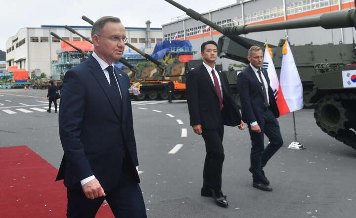  Prezydent RP Andrzej Duda (L) podczas wizyty w fabryce Hanwha Aerospace w Changwon niedaleko Busan / autor: PAP/Piotr Nowak