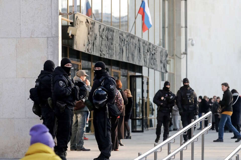 Policjanci czuwają przed Salą Koncertową Oktyabrsky, w związku ze zwiększonymi środkami bezpieczeństwa w związku z atakiem terrorystycznym w sali koncertowej Crocus City Hall / autor:  	PAP/EPA/ANATOLY MALTSEV
