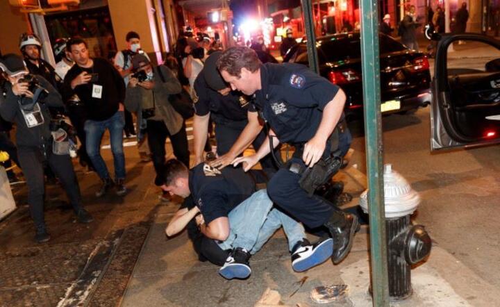 Nowojorscy policjanci aresztują mężczyznę w czasie zamieszek.   / autor: PAP/EPA/JUSTIN LANE