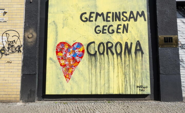 Corona graffiti in Berlin / autor: EPA/PAP
