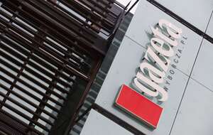 Logo Gazety Wyborczej na fasadzie siedziby Agory / autor: Fratria