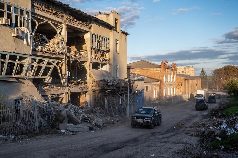 Zniszczenia wojenne w centrum Kupiańska - to jedna z miejscowości wyzwolonych przez siły ukraińskie podczas wrześniowej ofensywy w obwodzie charkowskim / autor: PAP/Viacheslav Ratynskyi