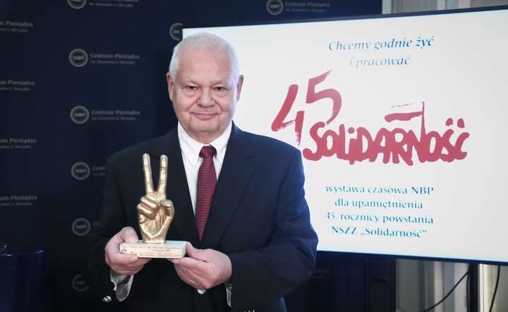 Prezes NBP prof. Adam Glapiński został uhonorowany wyróżnieniem z okazji jubileuszu 45-lecia NSZZ „Solidarność” / autor: materiały prasowe NBP