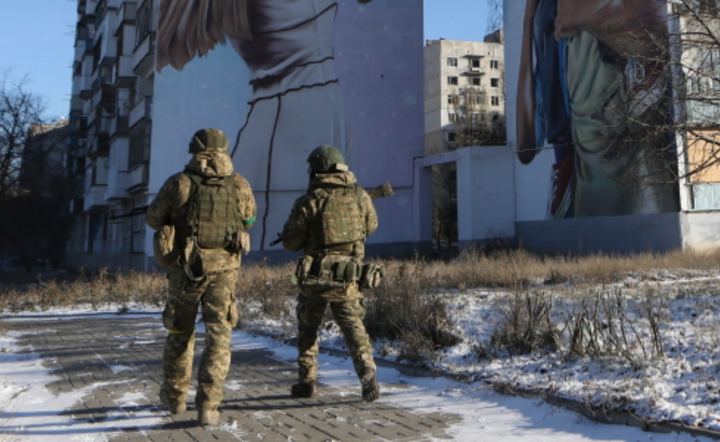  Ukraińscy żołnierze na patrolu w Bachmucie, obwód doniecki, wschodnia Ukraina, 9 stycznia / autor: PAP/EPA/MYKOLA TYMCHENKO