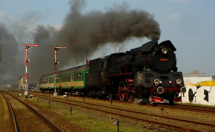 Ol49-59 z ostatnim pociągiem planowym do Leszna 31 marca 2014 roku. fot. T. Opaska/www.parowozowniawolsztyn.pl