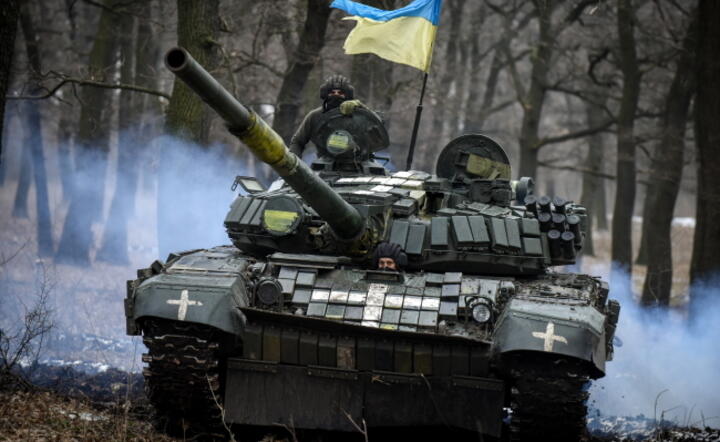 Ukraiński czołg T-72 manewruje wśród drzew w obwodzie donieckim we wschodniej Ukrainie, 18 stycznia / autor: PAP/EPA/OLEG PETRASIUK