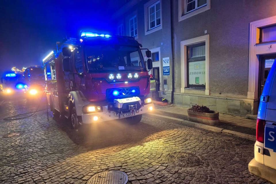 Pożar mieszkania w kamienicy w Sandomierzu. Dwie ofiary śmiertelne / autor: OSP Złota KSRG