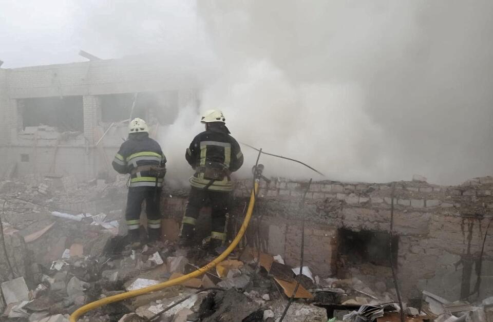 Zniszczenia po ostrzale budynku szkoły na ul. Mała Berdychowska w Żytomierzu. / autor: PAP/DSNS