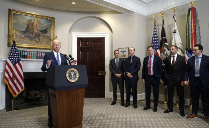 Prezydent USA Joe Biden przemawia obok prezesów wiodących firm zajmujących się sztuczną inteligencją w Sali Roosevelta Białego Domu w Waszyngtonie / autor: PAP/EPA/Yuri Gripas / POOL