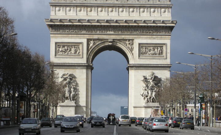 Wkrótce do centrum Paryża nie wjadą auta napędzane dieslem, w tym autokary z turystami, fot. www.freeimages.com/mcfly1980