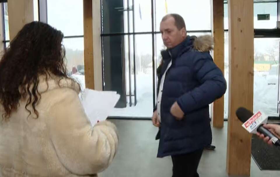 Posłowie u wójta gminy Szemud w sprawie doniesień o wyrzuceniu krzyża do kosza. / autor: wPolsce24